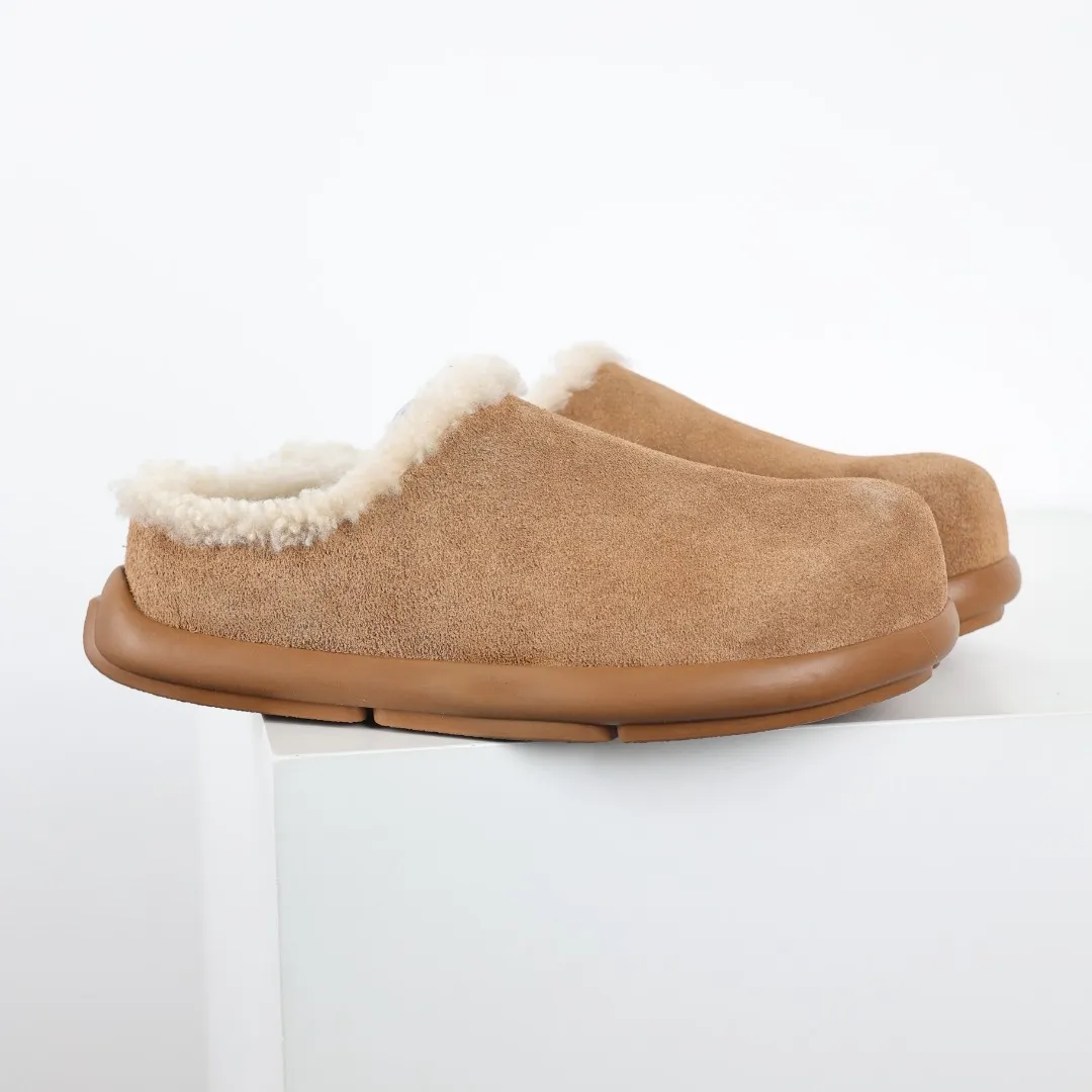 Pick up locally💰560 Core recommendation Good price Independently developed original outsole and cashmere insole to keep you warm in winter and suitable for home use. In the new year, uug launched a style series, which is partially geared towards the preferences of young consumers and has also moved to the forefront of fashion trends. Shoe body material Water-repellent coated suede upper 17 mm UGGPURE™ implanted wool insole Lightweight non-slip comfortable rubber outsole With brand LOGO trademark Comes with a full set of packaging Size: 35 36 37 38 39 40 41 42 43 44